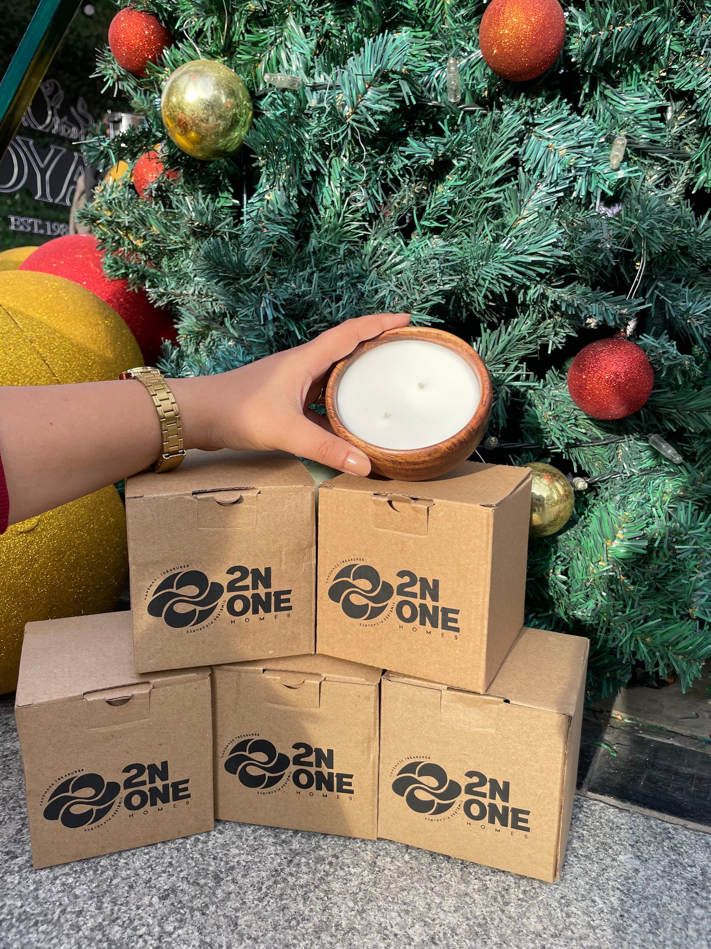 The wooden bowl candle