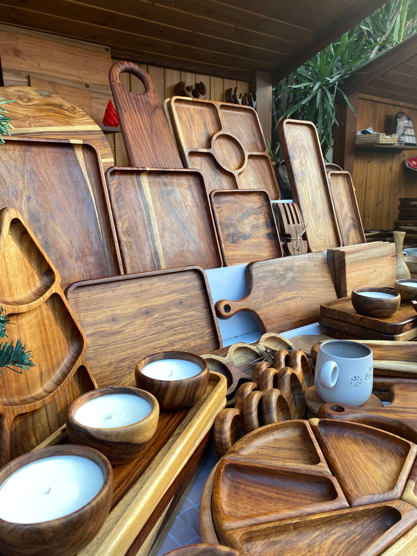 The wooden bowl candle